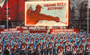 La parata. Manifestazione con la gigantografia del francobollo celebrativo «Gli obiettivi del 1973 - In anticipo!»